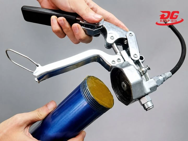 dùng dụng cụ tra mỡ riêng biệt