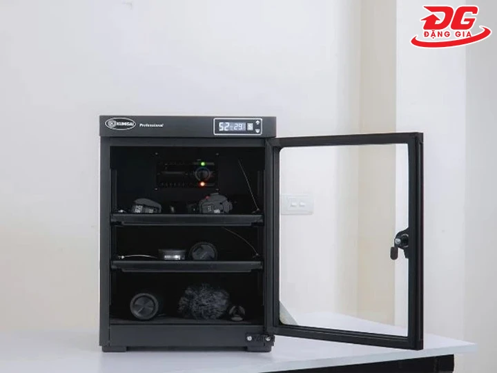 Mở tủ chống ẩm thường xuyên khiến ẩm xâm nhập