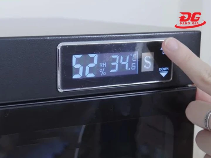 màn hình hiển thị và nút điều khiển được bố trí ở ngoài tủ