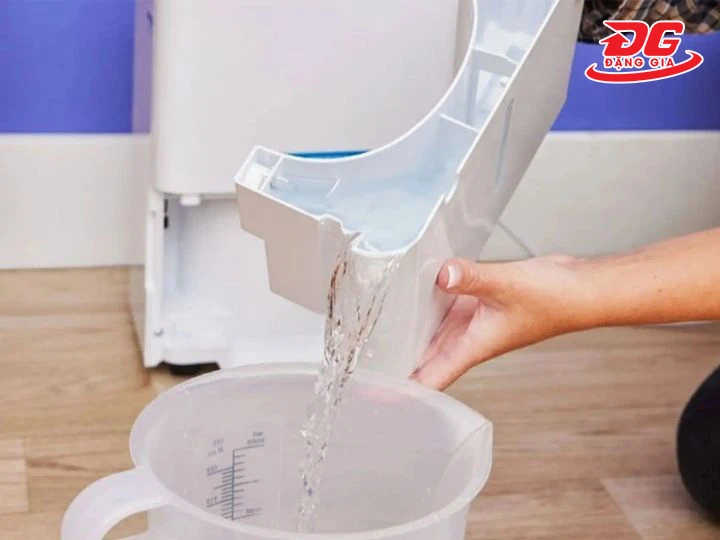 Nước từ máy hút ẩm có dùng được không? Các cách tận dụng