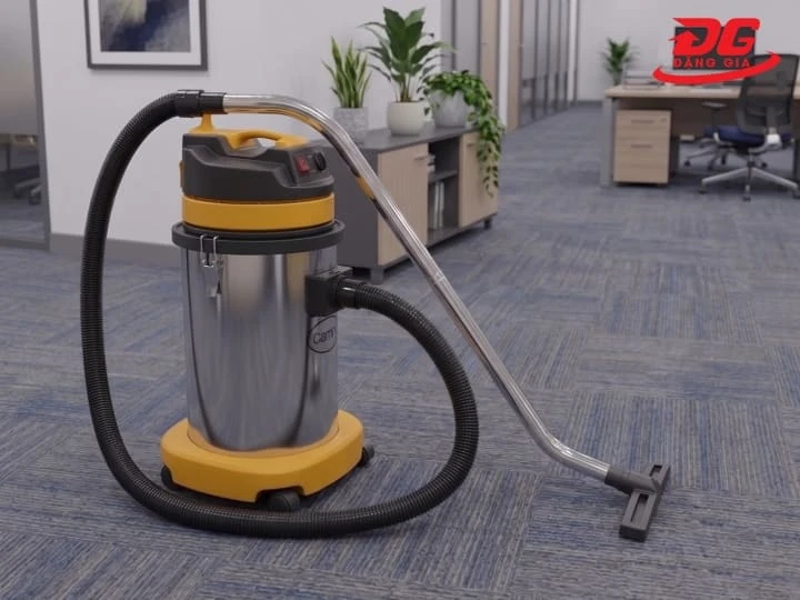 Máy hút bụi khô ướt giúp xử lý nhanh các sự cố đổ nước ngọt, cà phê lên thảm văn phòng.
