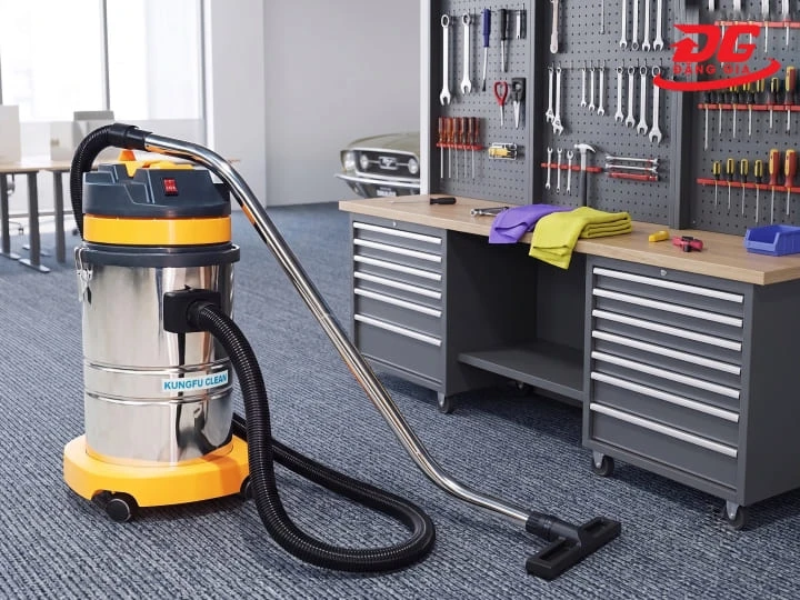 Máy hút bụi khô phù hợp để thu gom rác vụn, bụi mịn trên bề mặt thảm hằng ngày