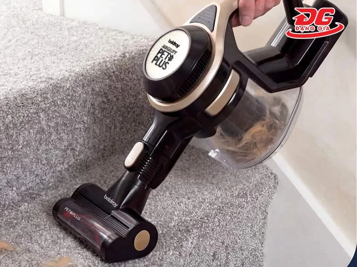 Máy hút bụi lông mèo cầm tay giúp gom sạch lông bám sâu trên bề mặt vải, thảm nỉ
