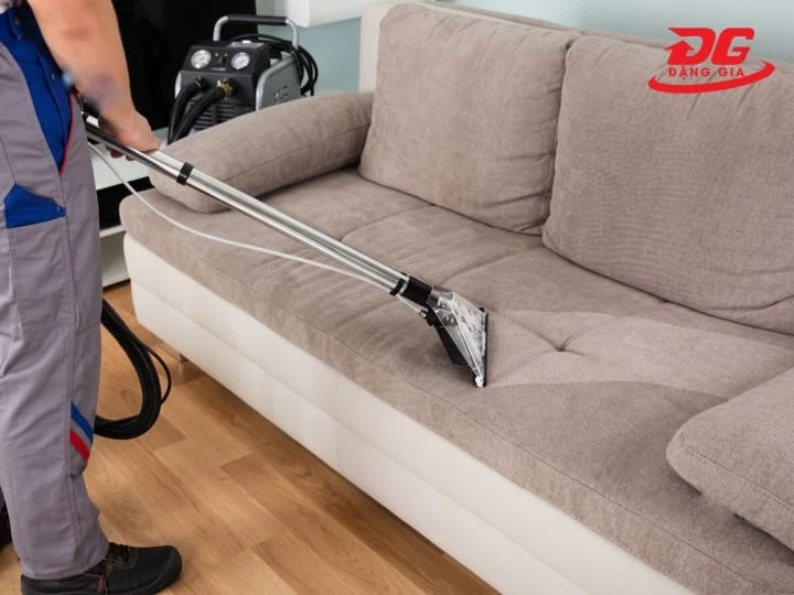 Hút sạch bụi bẩn, lông thú cưng trên bề mặt sofa trước khi phun dung dịch