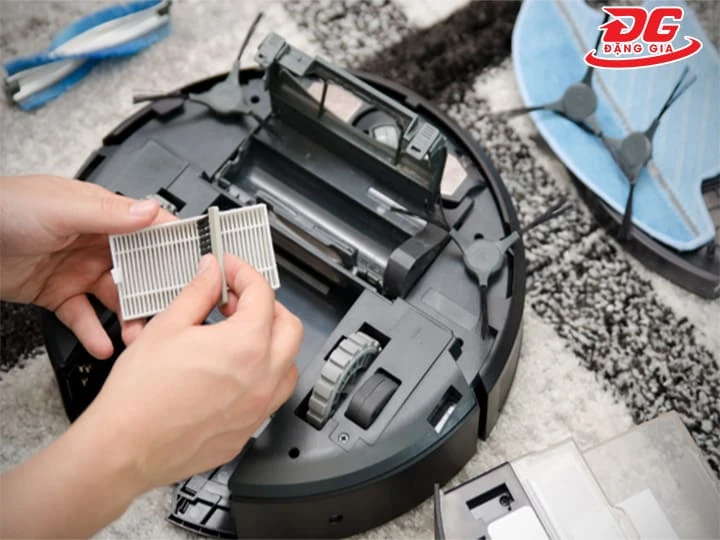 Tiến hành vệ sinh định kỳ để tránh các lỗi của robot hút bụi
