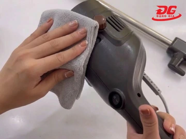 Dùng khăn khô lau sạch phần thân máy và khu vực motor