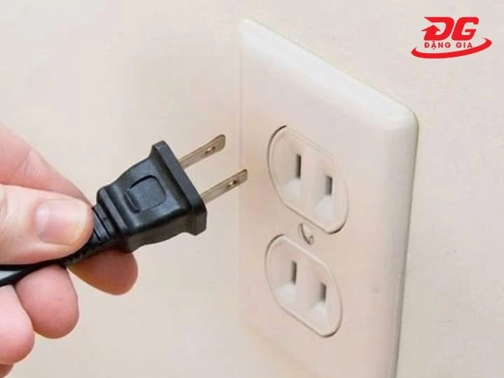 Rút phích cắm trước khi vệ sinh máy