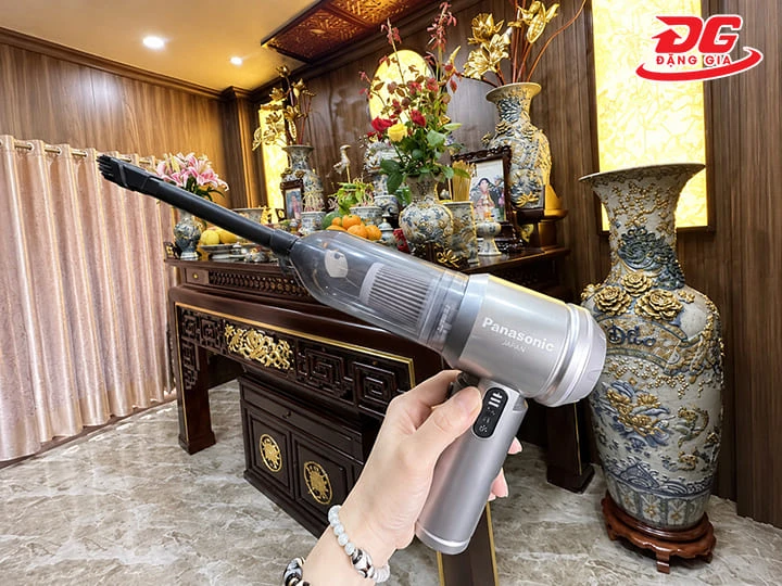 Máy hút bụi bàn thờ giúp hút sạch tàn nhang mà không làm bay bụi ra không gian xung quanh.