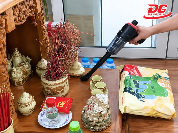 Sử dụng máy hút bụi bàn thờ giúp dọn dẹp nhanh chóng, sạch sẽ và tiện lợi