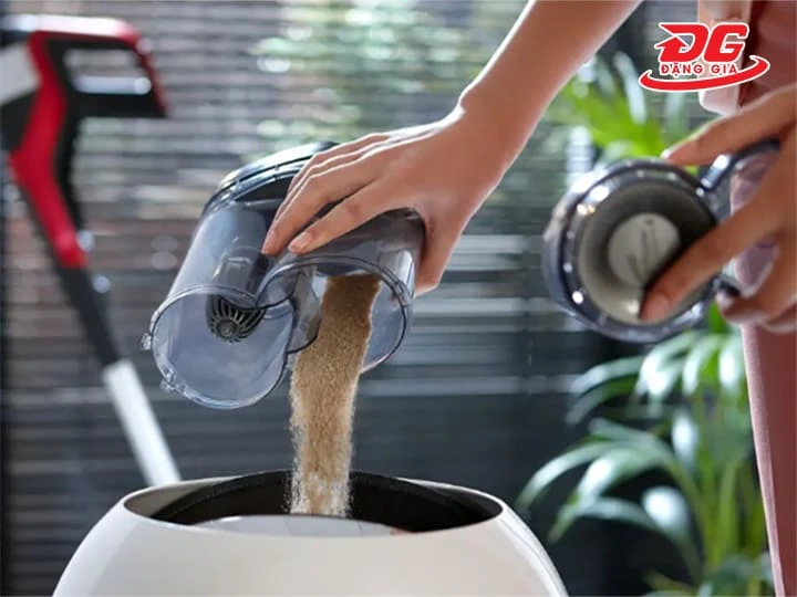 Lựa chọn dung tích hộp chứa bụi phù hợp giúp hạn chế số lần phải đổ rác khi dọn dẹp
