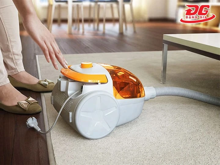 Philips FC8085 có thiết kế nhỏ gọn, dễ dàng di chuyển với bánh xe lớn