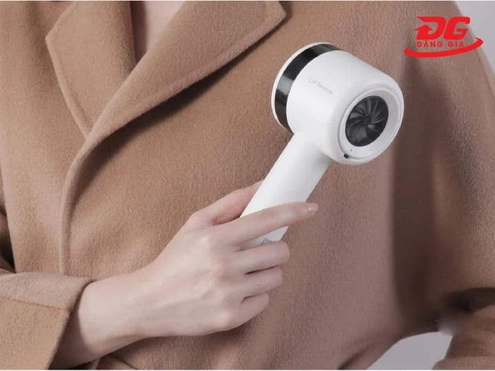 Máy hút bụi quần áo có công dụng làm sạch tạp chất trên quần áo
