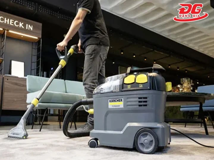 Thường xuyên vệ sinh và bảo dưỡng để hạn chế hư hỏng khi sử dụng máy giặt thảm cũ