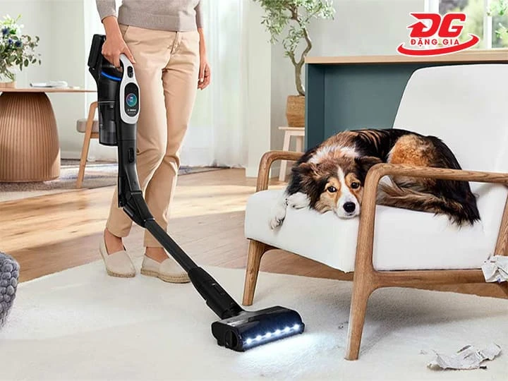Lựa chọn máy hút bụi cầm tay có dây hay không dây phụ thuộc vào nhu cầu dọn dẹp thực tế của gia đình.