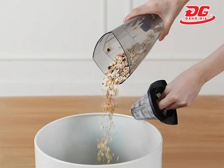 Hộp chứa bụi của dòng máy 600W thường khá nhỏ, cần đổ rác thường xuyên