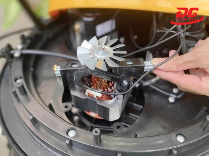 Chổi than bị mài mòn ngắn lại làm ảnh hưởng đến khả năng truyền điện của motor