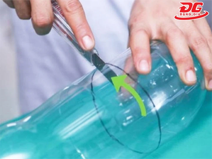 Chế máy hút bụi cầm tay đơn giản bắt đầu từ việc cắt đôi chai nhựa