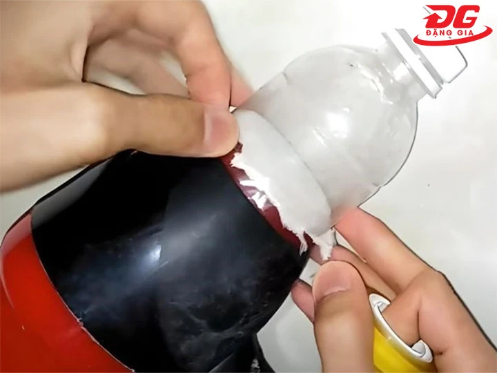 Cố định khẩu trang y tế làm màng lọc bụi thô
