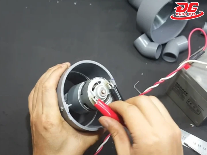 Đặt động cơ của máy hút bụi tự chế