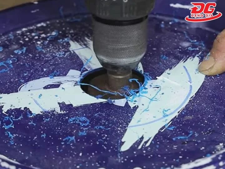 Khoan lỗ cho vị trí lắp ống hút 