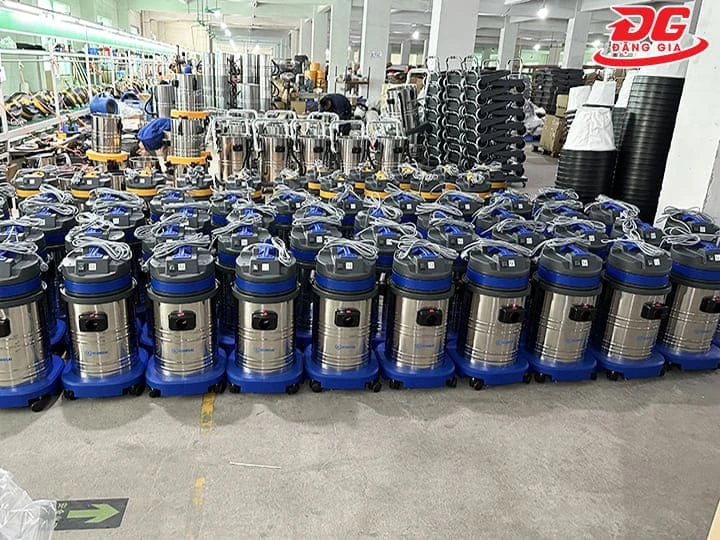 Nên đầu tư máy hút bụi chuyên dụng để đảm bảo hiệu quả công việc
