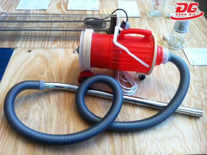 Tắc nghẽn luồng khí hoặc motor quá tải là nguyên nhân chính khiến máy nhanh nóng