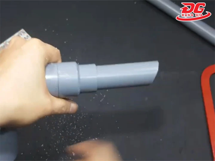 Thiết kế đầu hút nhỏ hơn thân máy giúp tăng tập trung lực hút