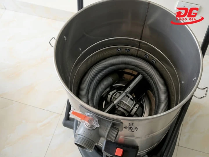 Thùng chứa chắc chắn, tích hợp van xả đáy tiện lợi giúp nhanh chóng loại bỏ nước và chất lỏng sau khi vệ sinh.