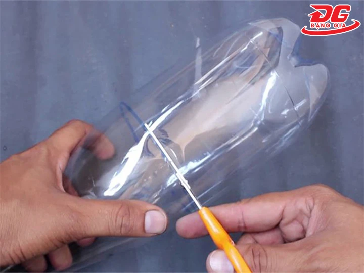 Tiến hành cắt chai nhựa để chế máy hút bụi mini