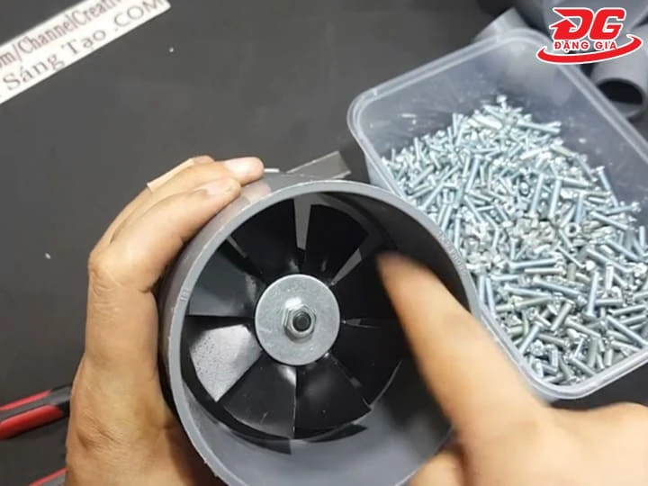 Tiến hành lắp quạt 