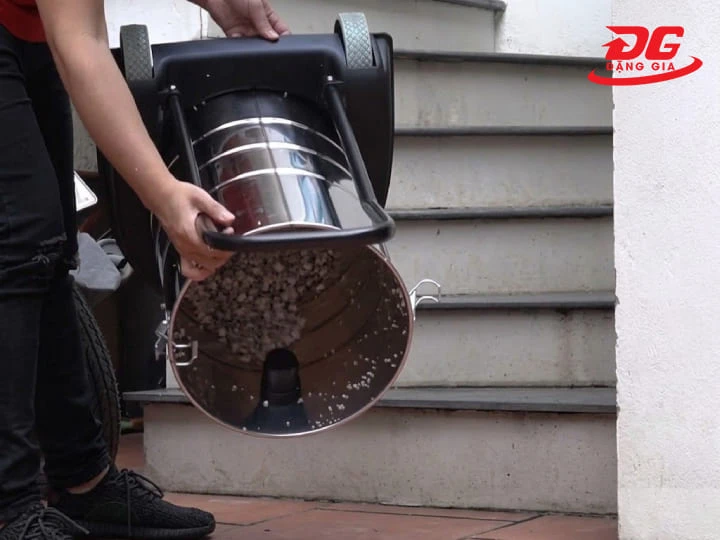 Xả bụi và nước đúng cách giúp thùng chứa luôn sạch, hạn chế đọng bẩn và thuận tiện cho lần sử dụng tiếp theo