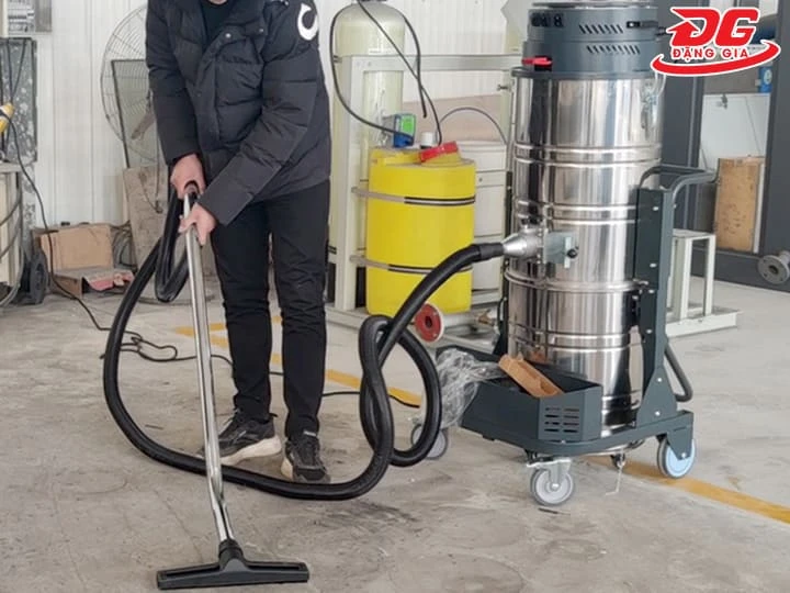 Kiểm tra các khớp nối và đầu hút nếu thấy máy có dấu hiệu hút yếu