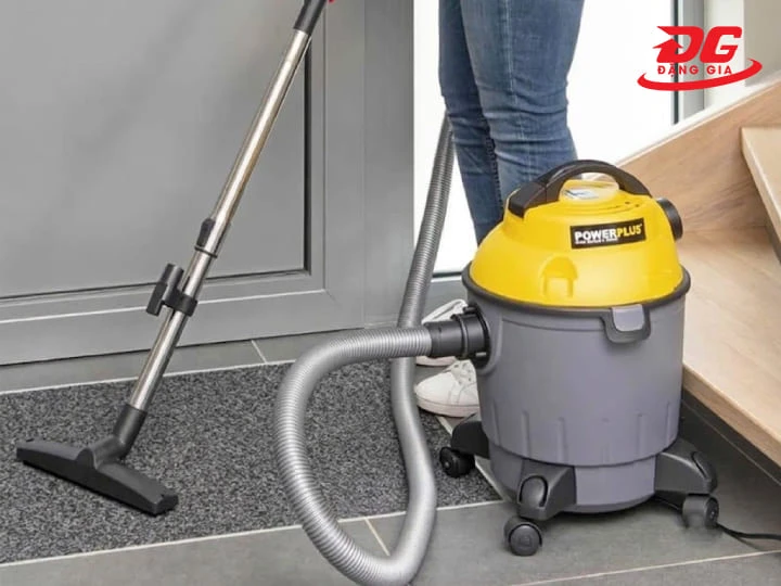 Máy hút bụi đa năng 1000W có thể xử lý triệt để cả rác thải khô và vũng nước trên sàn