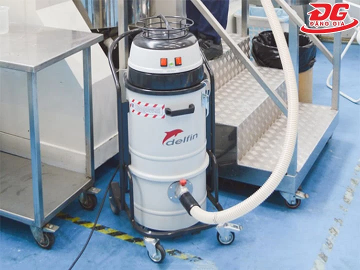 Máy hút bụi Delfin 202 DS phù hợp xử lý bụi tại phòng thí nghiệm, nhà máy