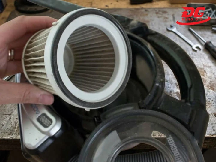 Bộ lọc bị tắc hoặc bám đầy bụi bẩn khiến máy nóng nhanh