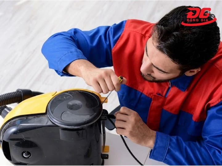 Khi máy hút bụi nóng bất thường kèm mùi khét, tiếng ồn lạ nên ngừng sử dụng và kiểm tra, sửa chữa kịp thời