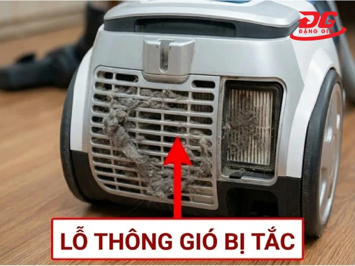 Lỗ thông gió bị bụi bẩn che kín làm cản trở luồng khí làm mát