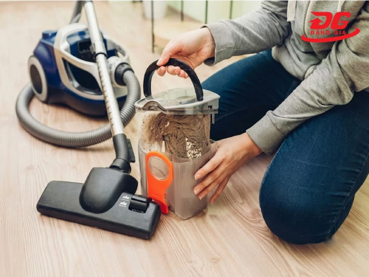 Túi đựng bụi quá đầy khiến máy giảm lực hút và dễ nóng motor khi vận hành 