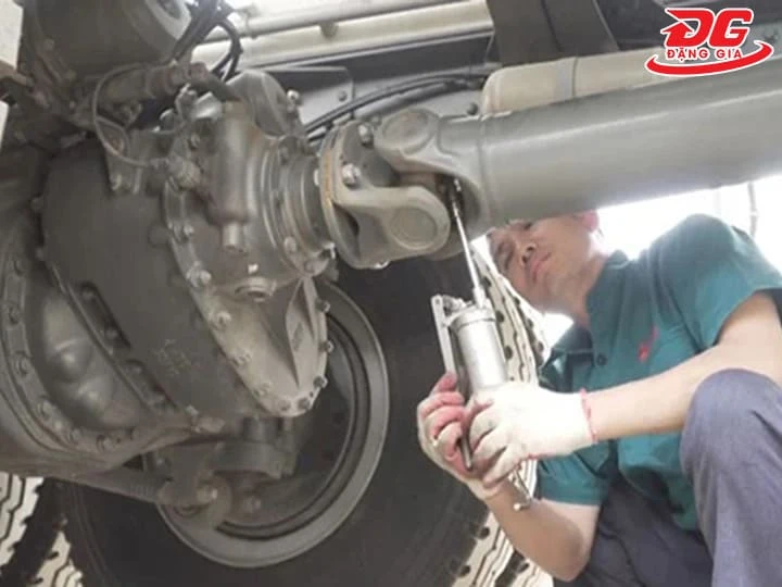Duy trì lớp mỡ bôi trơn để hạn chế hao mòn cơ khí