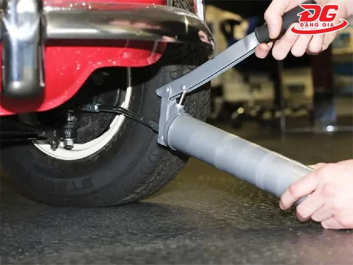 Những điều cần nhớ khi dùng máy bơm mỡ cho ô tô