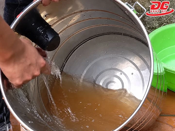 Rửa sạch thùng chứa sau sử dụng 