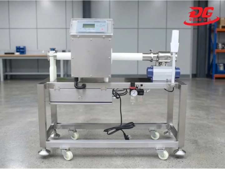 Máy dò dạng đường ống kiểm tra trực tiếp nguyên liệu bột, hạt ngay trong quá trình bơm hút dẫn truyền