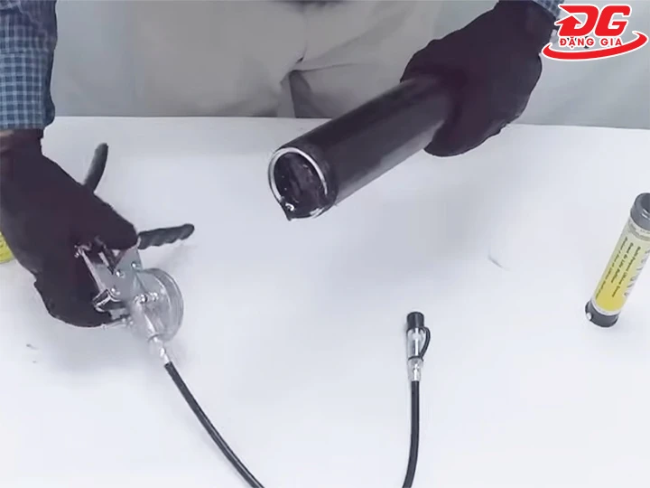 Tiến hành nạp mỡ cho súng