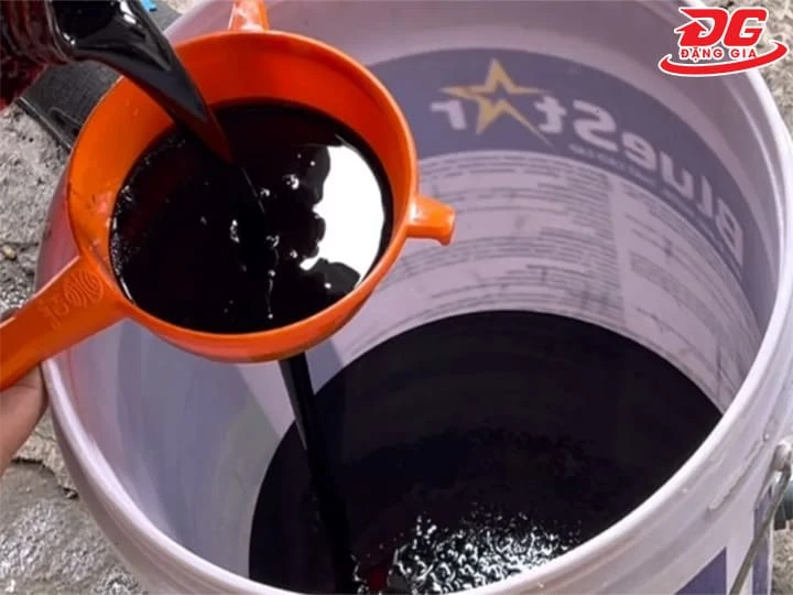 Dầu gốc tái sinh sau quy trình chưng cất chân không và tinh chế có thể sử dụng làm dầu nhờn công nghiệp