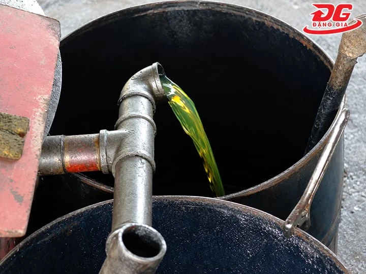 Tiến hành xử lý thô dầu nhớt thải