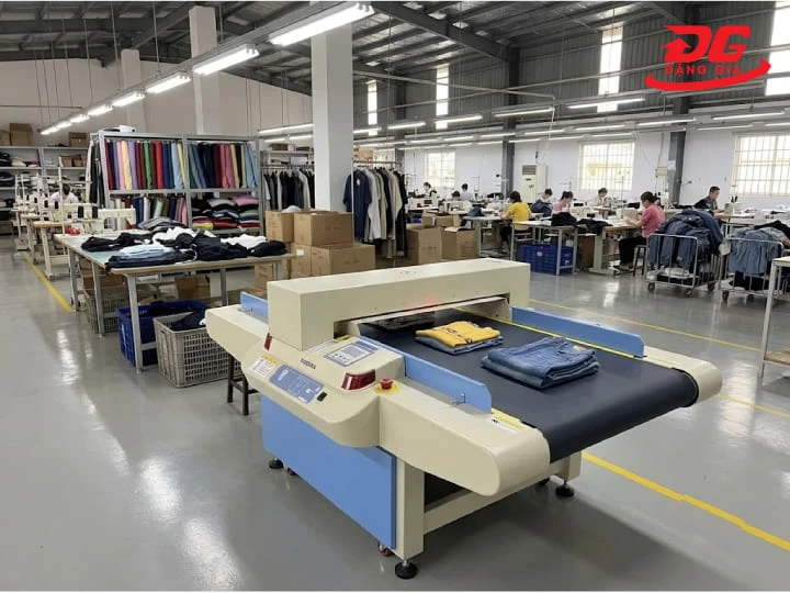 Máy dò kim loại băng tải Hashima kiểm tra sản phẩm liên tục trên dây chuyền tự động