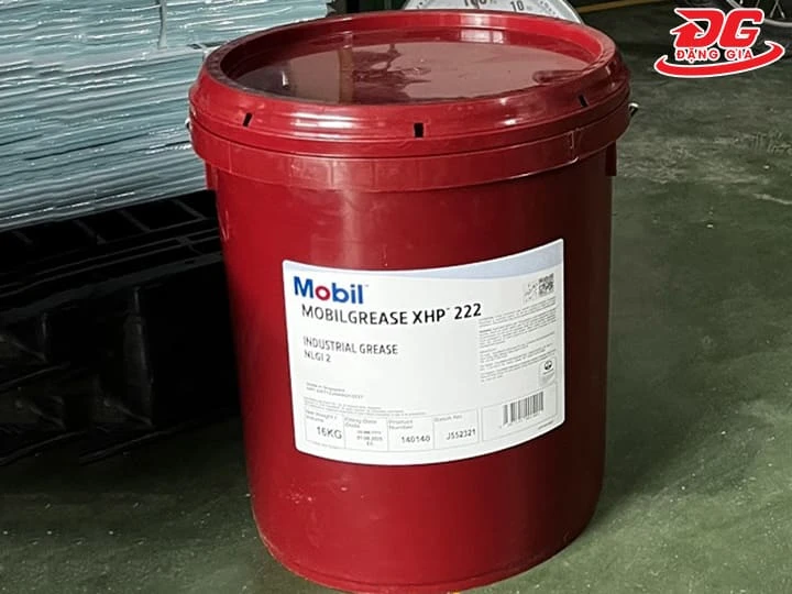 Mỡ bôi trơn phức Lithium Mobilgrease XHP 222 với màu xanh đặc trưng, chịu tải nặng và kháng nước cực tốt