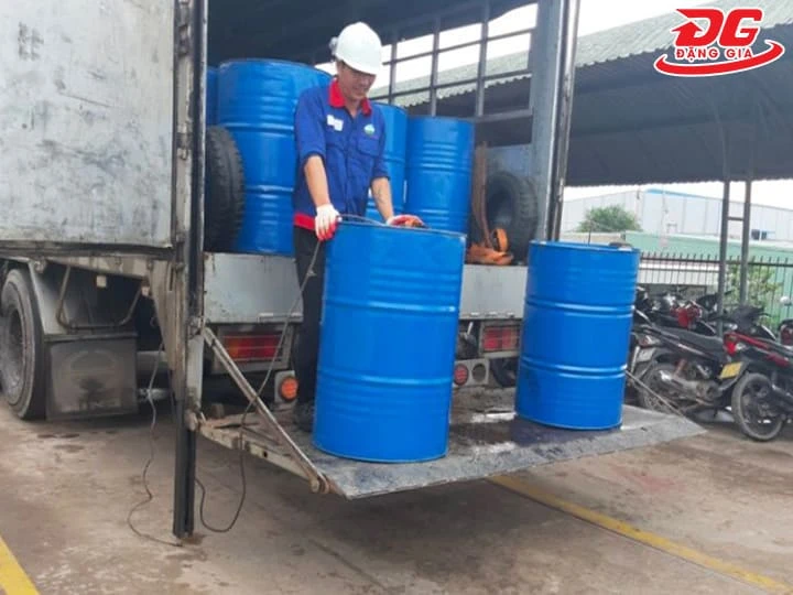 Đưa dầu nhớt thải đến nơi xử lý
