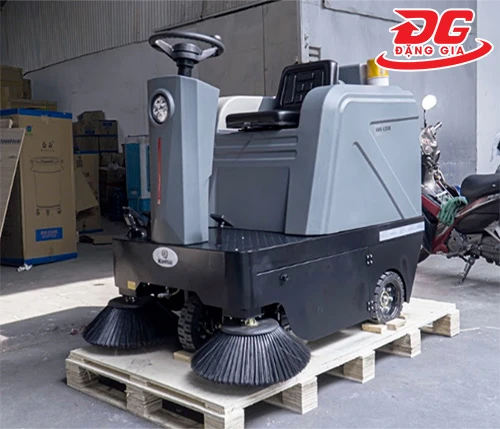 Xe quét rác nhà xưởng ngồi lái Kumisai KMS 1250E - pin lithium 2
