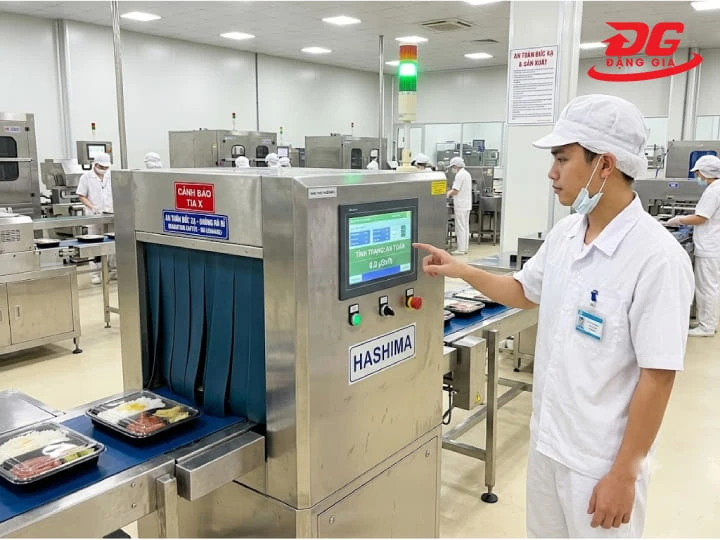 Hệ thống máy dò X-ray đạt chuẩn quốc tế luôn đảm bảo an toàn bức xạ cho nhân sự đứng máy